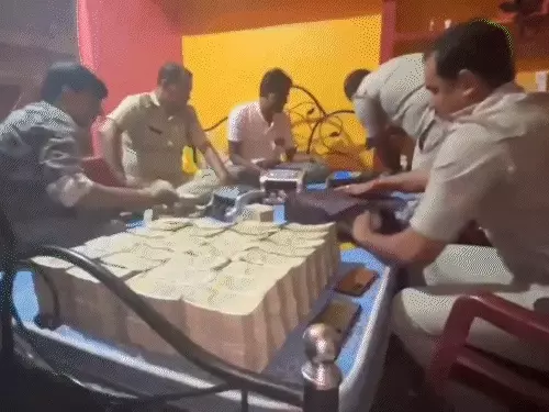 पश्चिम बंगाल के बीरभूम में पुलिस द्वारा बरामद करोड़ों रुपये की नकदी और सोने की सांकेतिक तस्वीर।