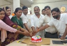 अम्बेडकरनगर के मसड़ा मोहनपुर स्थित बैंक ऑफ बड़ौदा शाखा में 119वां स्थापना दिवस मनाते बैंक कर्मचारी और अधिकारी।