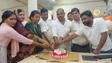 अम्बेडकरनगर के मसड़ा मोहनपुर स्थित बैंक ऑफ बड़ौदा शाखा में 119वां स्थापना दिवस मनाते बैंक कर्मचारी और अधिकारी।