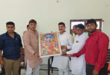 अंबेडकरनगर के लखनडीह गांव में आयोजित भाजपा कार्यक्रम में मौजूद पूर्व विधायक गोरखनाथ बाबा और कार्यकर्ता।