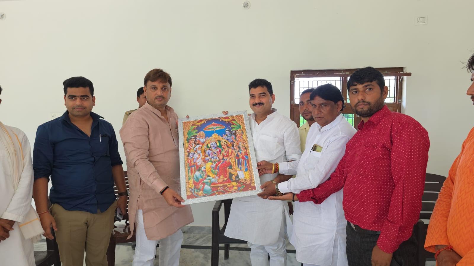 अंबेडकरनगर के लखनडीह गांव में आयोजित भाजपा कार्यक्रम में मौजूद पूर्व विधायक गोरखनाथ बाबा और कार्यकर्ता।
