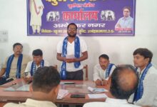 अंबेडकरनगर के पूर्वांचल बसपा कार्यालय में कार्यकर्ता बैठक को संबोधित करते पदाधिकारी।