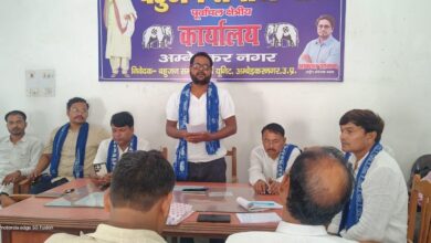 अंबेडकरनगर के पूर्वांचल बसपा कार्यालय में कार्यकर्ता बैठक को संबोधित करते पदाधिकारी।