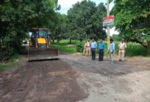 अम्बेडकरनगर के चहोड़ा गांव में जलभराव हटने के बाद मरम्मत किया गया सड़क मार्ग।