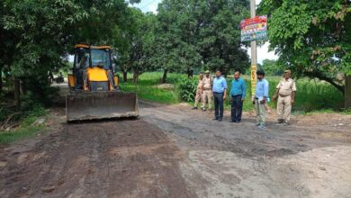 अम्बेडकरनगर के चहोड़ा गांव में जलभराव हटने के बाद मरम्मत किया गया सड़क मार्ग।