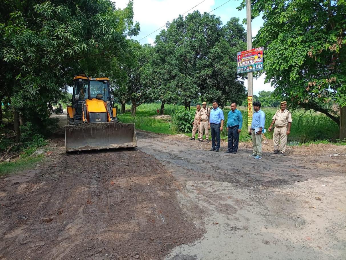 अम्बेडकरनगर के चहोड़ा गांव में जलभराव हटने के बाद मरम्मत किया गया सड़क मार्ग।