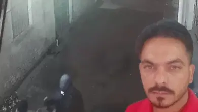 चंडीगढ़ में साइकिल पर शव ले जाते दो युवकों का CCTV फुटेज।