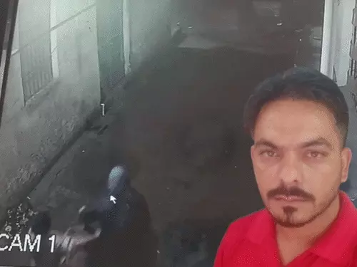 चंडीगढ़ में साइकिल पर शव ले जाते दो युवकों का CCTV फुटेज।