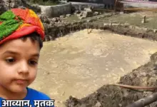 ग्रेटर नोएडा की कलाधाम सोसाइटी में हादसे वाले पानी भरे गड्ढे के पास मौजूद पुलिस और स्थानीय लोग।