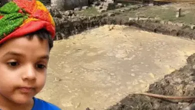 ग्रेटर नोएडा की कलाधाम सोसाइटी में हादसे वाले पानी भरे गड्ढे के पास मौजूद पुलिस और स्थानीय लोग।