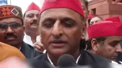 CJP प्रदर्शनकारियों पर लाठीचार्ज के विरोध में संसद के बाहर धरने पर बैठे चंद्रशेखर आजाद।
