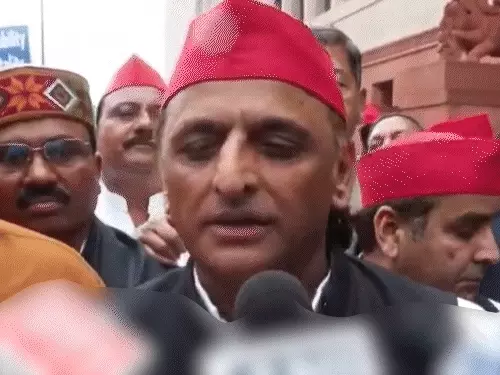 CJP प्रदर्शनकारियों पर लाठीचार्ज के विरोध में संसद के बाहर धरने पर बैठे चंद्रशेखर आजाद।