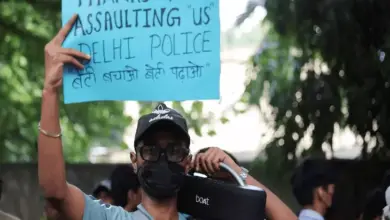 दिल्ली के जंतर-मंतर पर कॉकरोच जनता पार्टी के प्रदर्शन में शामिल प्रदर्शनकारी।