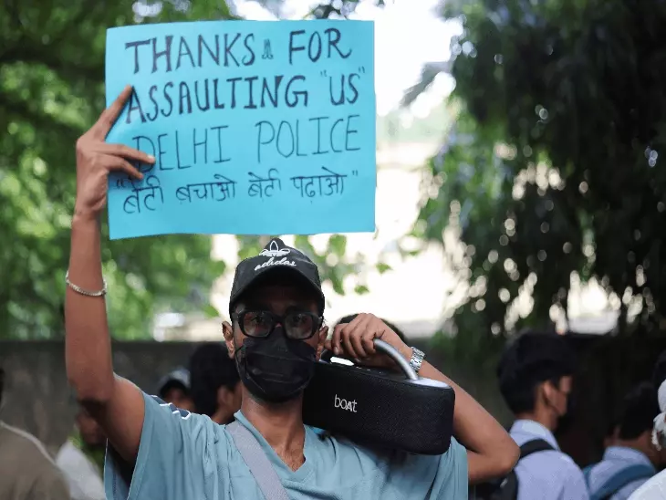 दिल्ली के जंतर-मंतर पर कॉकरोच जनता पार्टी के प्रदर्शन में शामिल प्रदर्शनकारी।