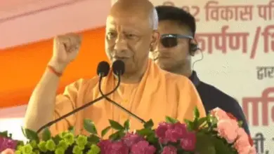 बाराबंकी में जनसभा के दौरान लोगों को संबोधित करते उत्तर प्रदेश के मुख्यमंत्री योगी आदित्यनाथ।