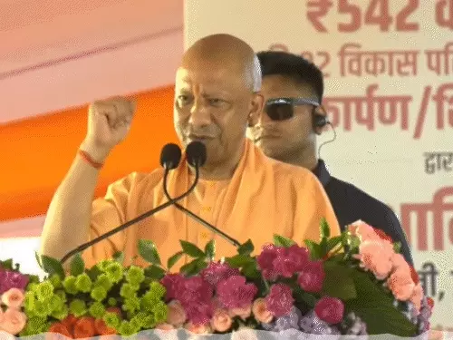 बाराबंकी में जनसभा के दौरान लोगों को संबोधित करते उत्तर प्रदेश के मुख्यमंत्री योगी आदित्यनाथ।