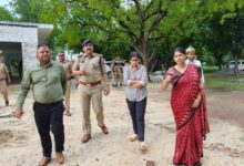 अम्बेडकरनगर में मुख्यमंत्री के प्रस्तावित दौरे की तैयारियों का निरीक्षण करते जिला प्रशासन के अधिकारी।