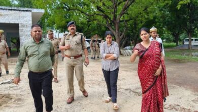 अम्बेडकरनगर में मुख्यमंत्री के प्रस्तावित दौरे की तैयारियों का निरीक्षण करते जिला प्रशासन के अधिकारी।