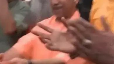 गोरखपुर में फ्लाईओवर उद्घाटन कार्यक्रम के दौरान मुख्यमंत्री योगी आदित्यनाथ और सांसद रवि किशन की सांकेतिक तस्वीर।
