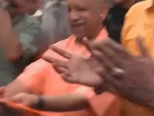 गोरखपुर में फ्लाईओवर उद्घाटन कार्यक्रम के दौरान मुख्यमंत्री योगी आदित्यनाथ और सांसद रवि किशन की सांकेतिक तस्वीर।