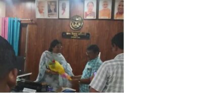 अम्बेडकरनगर के भियांव ब्लॉक में अधिकारियों के साथ समीक्षा बैठक करतीं डीडीओ सविता सिंह।