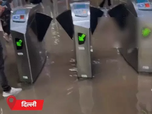 दिल्ली में मूसलाधार बारिश के बाद जलभराव और मौसम का दृश्य।