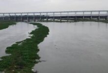 अम्बेडकरनगर में बाढ़ नियंत्रण कक्ष से जलस्तर की निगरानी और आपदा प्रबंधन का सांकेतिक दृश्य।