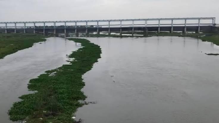 अम्बेडकरनगर में बाढ़ नियंत्रण कक्ष से जलस्तर की निगरानी और आपदा प्रबंधन का सांकेतिक दृश्य।