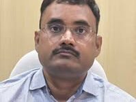 अम्बेडकरनगर के विद्यालय में अधिकृत पाठ्यपुस्तकों के विक्रय शिविर का सांकेतिक दृश्य।