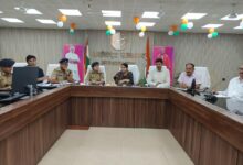 अंबेडकरनगर कलेक्ट्रेट में उर्स मेला किछौछा की तैयारियों की समीक्षा बैठक करतीं जिलाधिकारी और पुलिस अधीक्षक।