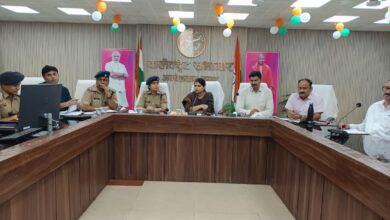 अंबेडकरनगर कलेक्ट्रेट में उर्स मेला किछौछा की तैयारियों की समीक्षा बैठक करतीं जिलाधिकारी और पुलिस अधीक्षक।