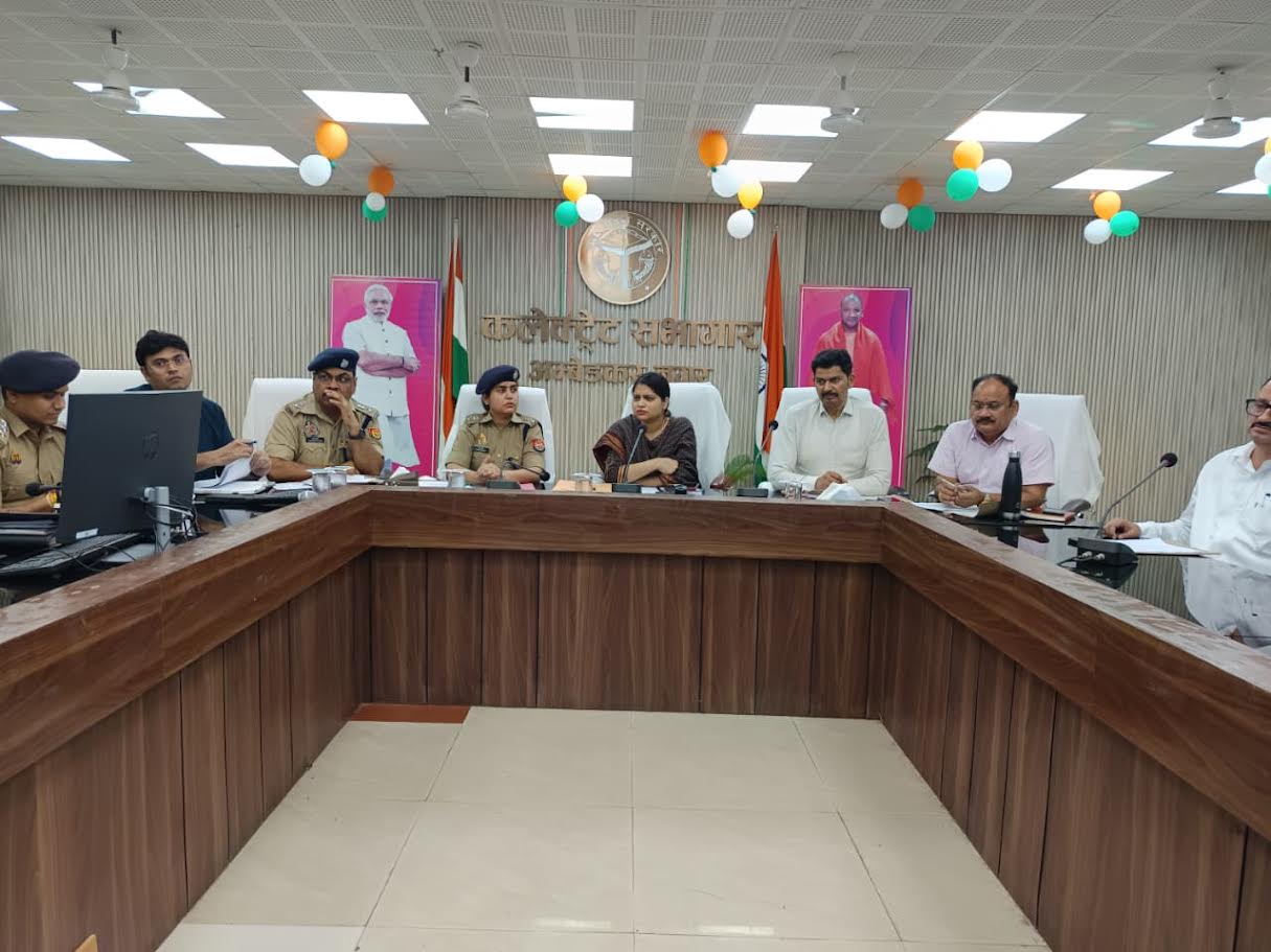 अंबेडकरनगर कलेक्ट्रेट में उर्स मेला किछौछा की तैयारियों की समीक्षा बैठक करतीं जिलाधिकारी और पुलिस अधीक्षक।
