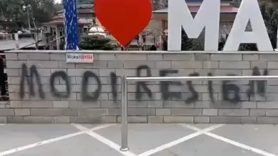 मंडी की इंदिरा मार्केट स्थित सरकारी भवन की दीवार पर लिखे आपत्तिजनक नारों की जांच के दौरान पुलिस।