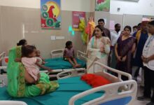 अम्बेडकरनगर में वन स्टॉप सेंटर और एनआरसी का निरीक्षण करतीं अपर्णा यादव तथा अधिकारियों के साथ समीक्षा बैठक।