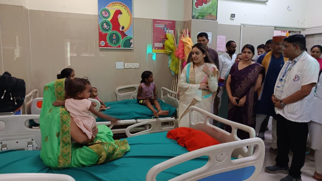 अम्बेडकरनगर में वन स्टॉप सेंटर और एनआरसी का निरीक्षण करतीं अपर्णा यादव तथा अधिकारियों के साथ समीक्षा बैठक।