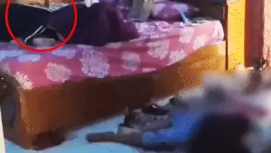 कर्नाटक के धारवाड़ में डॉक्टर की हत्या के बाद जांच करती पुलिस टीम।