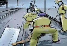 अंबेडकरनगर के गोपालपुर रेलवे ट्रैक पर शव मिलने के बाद मौके पर जांच करती पुलिस टीम।