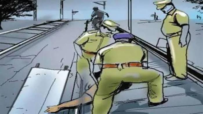 अंबेडकरनगर के गोपालपुर रेलवे ट्रैक पर शव मिलने के बाद मौके पर जांच करती पुलिस टीम।