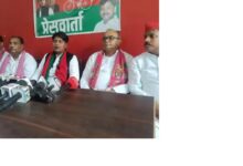 अंबेडकरनगर में आयोजित महिला सभा कार्यक्रम के दौरान मीडिया को संबोधित करतीं सपा महिला सभा की राष्ट्रीय अध्यक्ष सीमा राजभर।