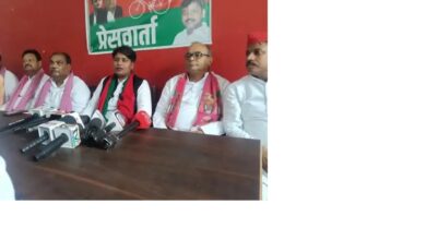 अंबेडकरनगर में आयोजित महिला सभा कार्यक्रम के दौरान मीडिया को संबोधित करतीं सपा महिला सभा की राष्ट्रीय अध्यक्ष सीमा राजभर।