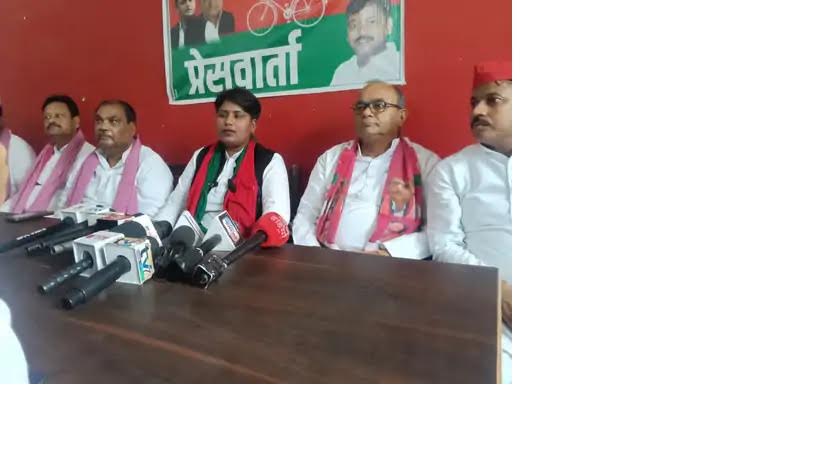 अंबेडकरनगर में आयोजित महिला सभा कार्यक्रम के दौरान मीडिया को संबोधित करतीं सपा महिला सभा की राष्ट्रीय अध्यक्ष सीमा राजभर।