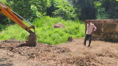 अम्बेडकरनगर के गौरा महमदपुर स्थित आयुष्मान आरोग्य मंदिर परिसर में चल रहा सफाई अभियान।