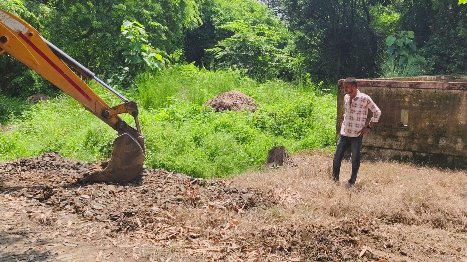 अम्बेडकरनगर के गौरा महमदपुर स्थित आयुष्मान आरोग्य मंदिर परिसर में चल रहा सफाई अभियान।