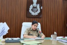 अम्बेडकरनगर पुलिस कार्यालय में जनसुनवाई के दौरान लोगों की शिकायतें सुनतीं एसपी प्राची सिंह।