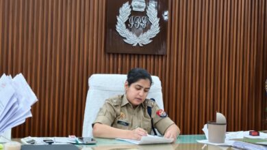 अम्बेडकरनगर पुलिस कार्यालय में जनसुनवाई के दौरान लोगों की शिकायतें सुनतीं एसपी प्राची सिंह।