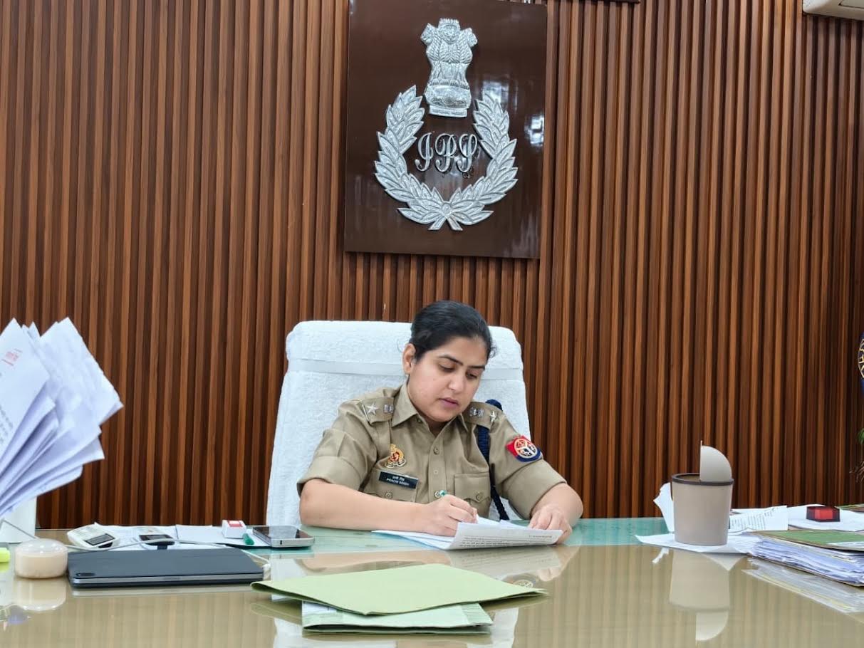 अम्बेडकरनगर पुलिस कार्यालय में जनसुनवाई के दौरान लोगों की शिकायतें सुनतीं एसपी प्राची सिंह।