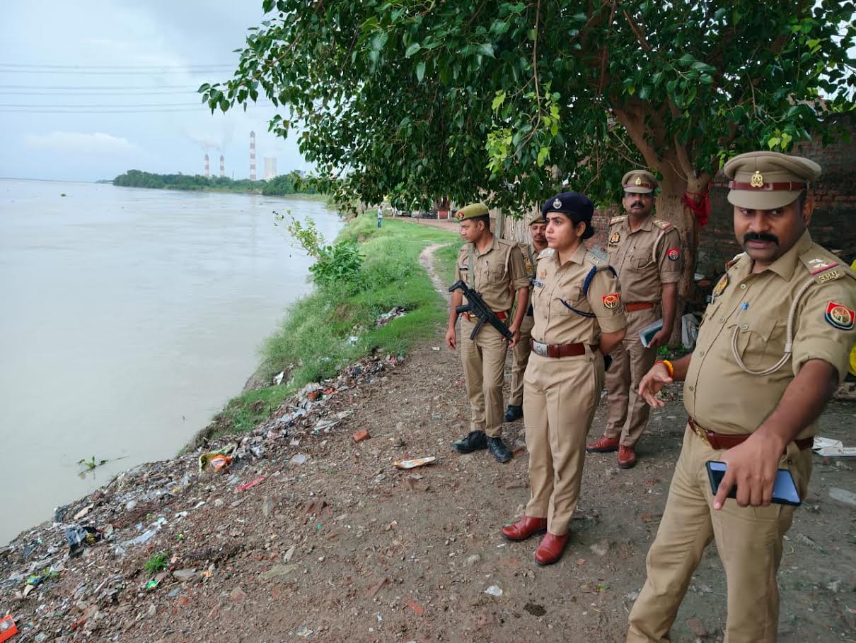 अम्बेडकरनगर में कांवड़ यात्रा मार्ग का निरीक्षण करतीं पुलिस अधीक्षक प्राची सिंह।