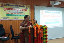 राजकीय इंजीनियरिंग कॉलेज अंबेडकरनगर में मुख्यमंत्री अभ्युदय योजना के प्रशिक्षण कार्यक्रम का उद्घाटन करतीं जिलाधिकारी ईशा प्रिया।