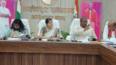 अंबेडकरनगर कलेक्ट्रेट में मतदेय स्थलों के पुनर्गठन पर जनप्रतिनिधियों और अधिकारियों के साथ बैठक करतीं डीएम ईशा प्रिया।