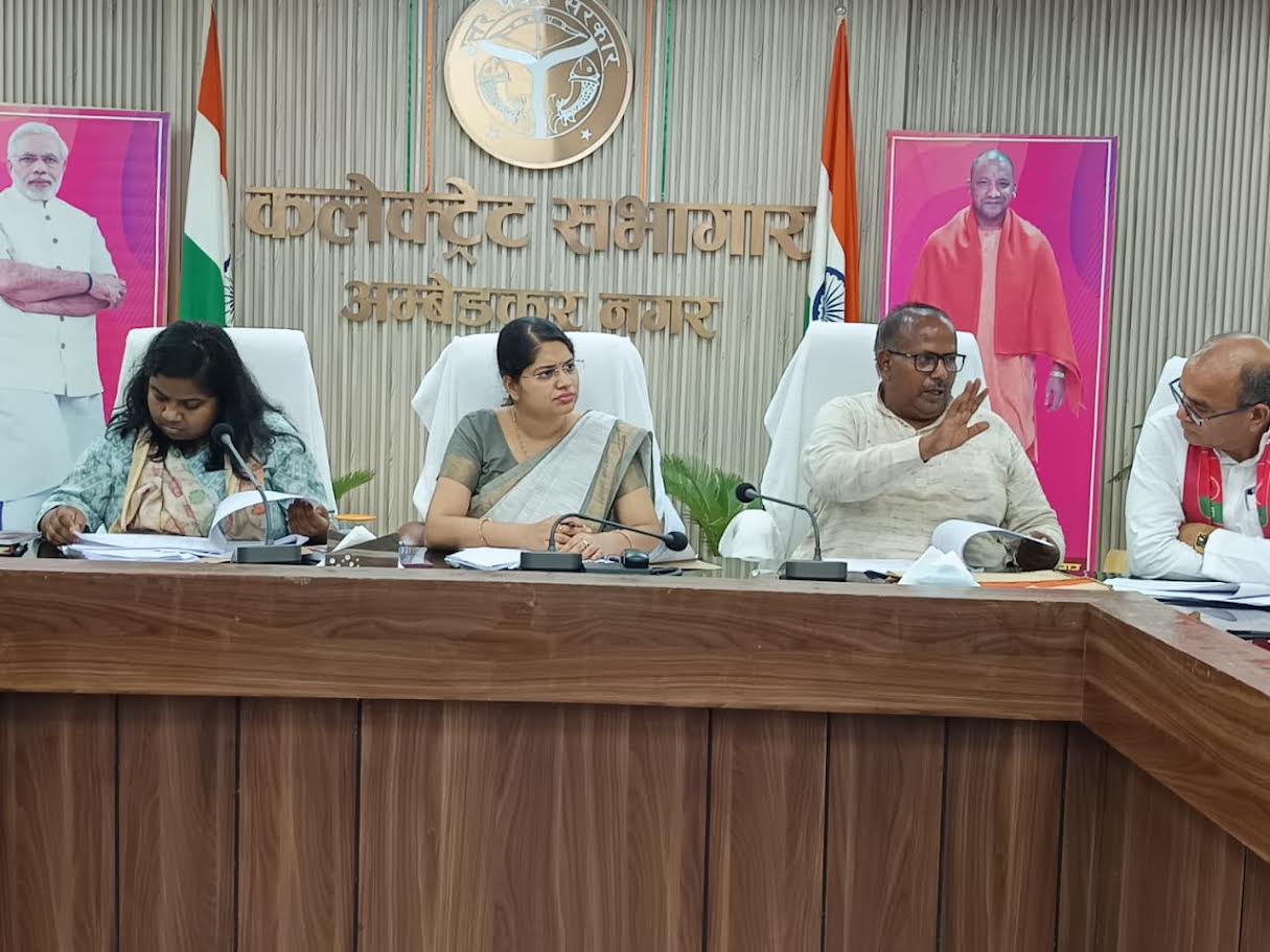 अंबेडकरनगर कलेक्ट्रेट में मतदेय स्थलों के पुनर्गठन पर जनप्रतिनिधियों और अधिकारियों के साथ बैठक करतीं डीएम ईशा प्रिया।